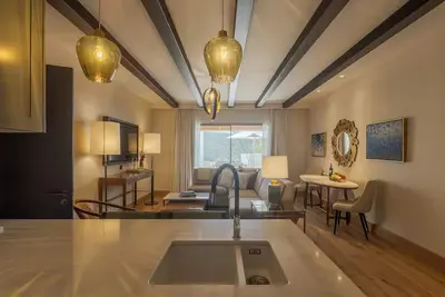 Image de Warm & Inviting Room w/ Balcony Offering Exclusive Countryside Vistas