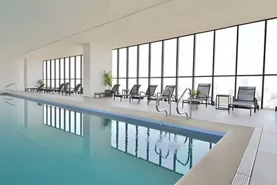 Image de City-view condo w/ pool & sauna access