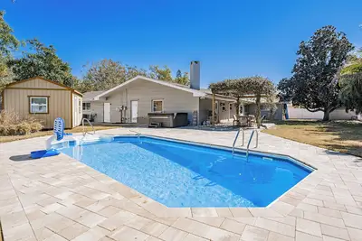 Image de Coastal Canopy | Pool, Hot Tub, Pergola & Huge Fenced Yard – 4br Near Beach ( 5 Min Drive)