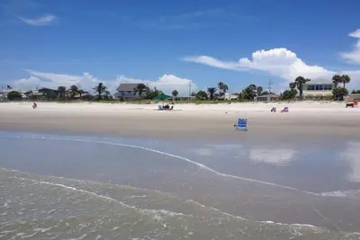 Image de Penguins on the Beach  2br Steps to Beach & Downtown w/pool  Unit 8