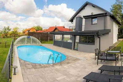 Image de Family-friendly hillside villa with pool, jacuzzi, sauna, terrace, and scenic Medvednica views.