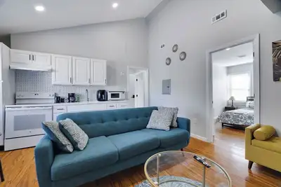 2br Apt Near Ewr and Nyc • Workspace + Parking