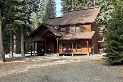 Image de Beautiful Custom Built Modern cabin with Hot Tub, Smoker, Bbq and prime location