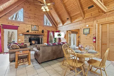 Image de Dakota Cabin • Hot Tub Retreat Near Thunder Ridge • Sleeps 6