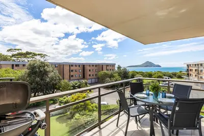 Image de 'Shoaley Shores on Intrepid'  Overlooking Shoal Bay Beach