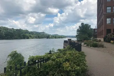 Image de Luxury Historic Loft • Brick Walls • Pittsburgh City Getaway