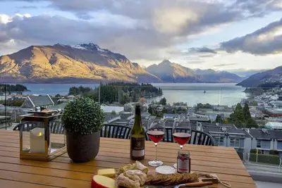 Image de catalina-apt-6-central-penthouse-apt-lake-views