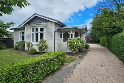 Image de Spacious 3 bedroom period home. 2 living rooms. \nWalking distance to town.