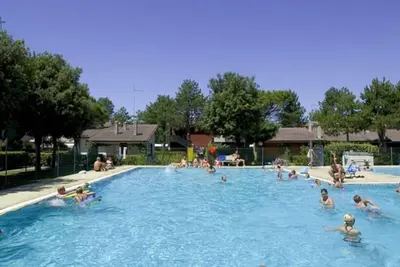 Image de Appartement avec grand espace piscine