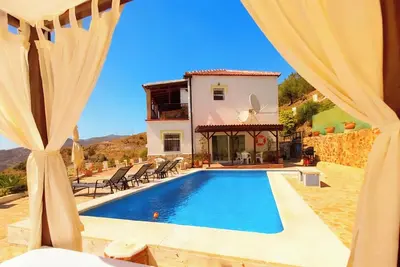 Image de Villa Clara: Spacious luxury villa, 10 min to beach, with private heated pool.