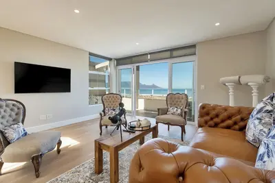 Image de Bloubergstrand Elegant Beach Front Villa, comfort & fully equipped for 6 guests.