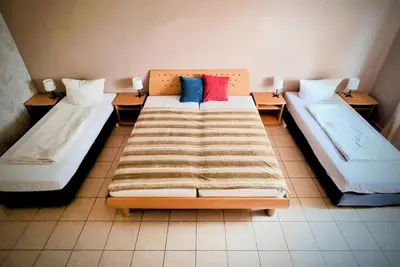 Image de Basecamp 60 on the edge of the forest - for tour groups/families/assemblers - bright basement