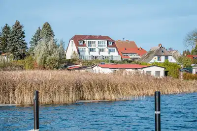 Image de Vacation home with water view, terrace and conservatory