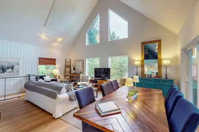 Image de Mount Howard Chalet – Lakefront Luxury on Wallowa Lake Max Guests: 4 | 2 Bedrooms | 1. 5 Baths | No Pets