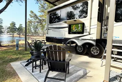 Image de Welcome to the Lakeside Rv Cottage