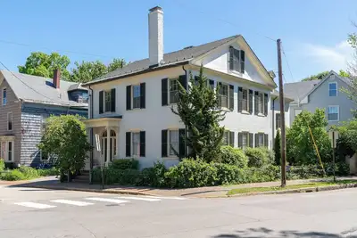 Image de Walk to Everything. Off-street private parking, Huge historic home in West-End.