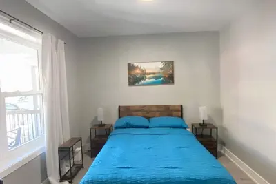 Image de Newly renovated 2-bedroom unit awaits - Welcome to your home away from home!