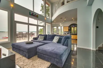 Image de Grand Blue House • Pool • Hot Tub • Theater • Lakefront • Sleeps 16