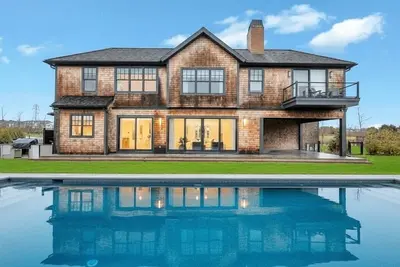 Image de Elegant Shinnecock Hills Retreat with Private Pool and Community Amenities. . .