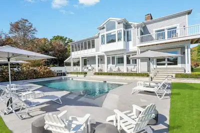 Image de Timeless Southampton retreat with heated pool, and effortless. . .