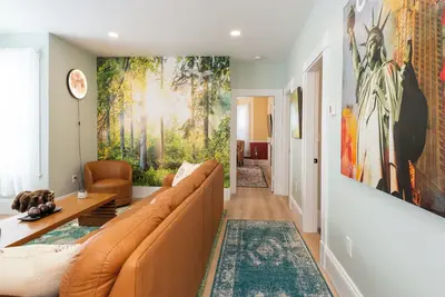Image de Fantastic remodeled 3-bedroom apartment with Ac in charming downtown Beverly.