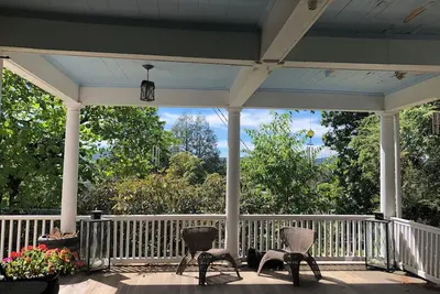 Image de Light-filled treetop apartment close to downtown Greenfield and Highland Park