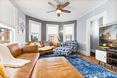 Image de Family-Friendly 4br, 2b Near Boston, Walk to Moody St, Free Parking, Fast Wifi