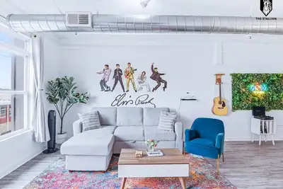 Image de `Elvis - The Legend` Loft - Steps from Attractions