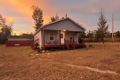 Image de Cozy Modern 2-bedroom cottage-family friendly with large yard