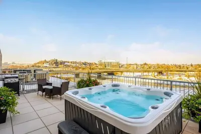 Image de Private Hot Tub, Vibrant East Village, Sauna, Ac