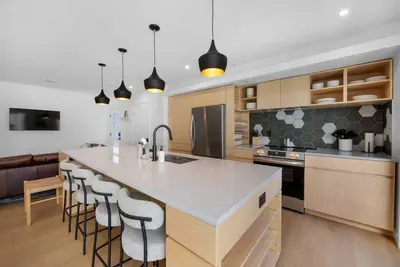 Image de Designer 4 Br | Roof Deck, Fire Pit, Walk to Aggie