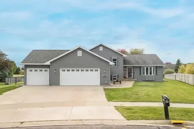 Image de 3-bedroom house with Fishing Pond! \nOnly 11 miles from Eaa grounds!