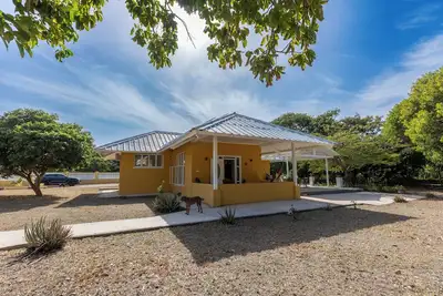 Image de Spacious tropical family home with a large garden