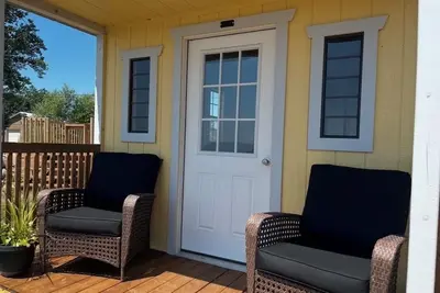 Image de Wake up to the beautiful sunrise on Lake Erie in this tiny lakeside cabin.