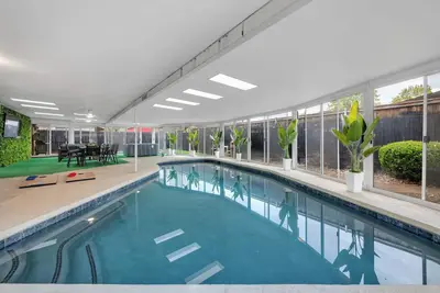 Image de Indoor Pool & Hot Tub Near At&T Stadium