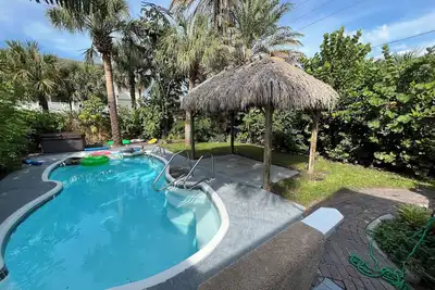 Image de \"Oasis\" Historic Beachside Cottage 3/2 – Steps to Sand!