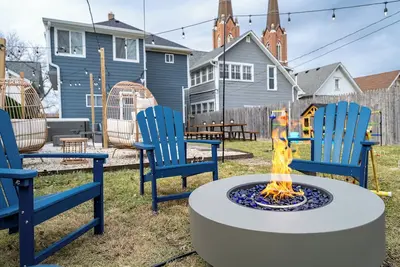 Image de Indy Spring Special -5 mins to Lucas Oil stadium -HotTub - FirePit -Large groups