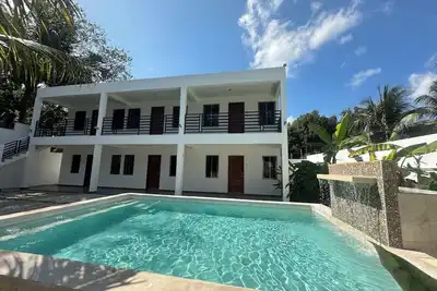 Image de 🏝️ House with Pool 1 block from the Lagoon | 6 Bedrooms with Private Bathrooms