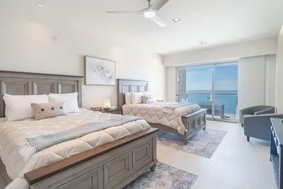 Image de One 1502 Hotel Room – New Seaside Gem Delivering Style, Comfort, and Panoramic Views
