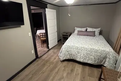 Image de 2 bedroom cozy country cabin 1 minute from town.
