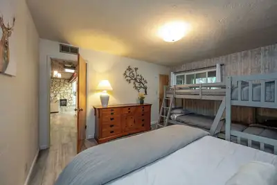 Image de Camp Nelson Chalet - Game Room - Spacious - Hot Tub