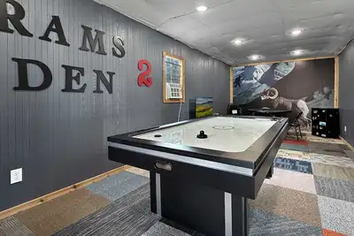 Image de Two Homes walk to Convention Ctr Hot Tub Game room