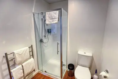 Image de Studio Apartment with Kitchen and Laundry in room