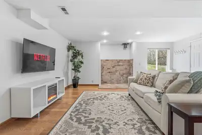 Image de Spacious 2br Retreat • Fireplace • Private Entry • Pets Welcome