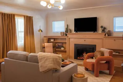 Image de Cozy Santa Fe–inspired 2br retreat with queen beds, sofa sleeper, soaking tub, fireplace, and large fenced backyard. Great location near Medford, Jacksonville wineries, and Ashland.