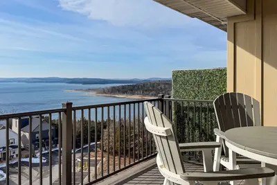 Image de Heavenly Pointe | Penthouse Lake Views, Elevator, Accessible, King Beds