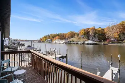 Image de Downtown apartments with water view and parking