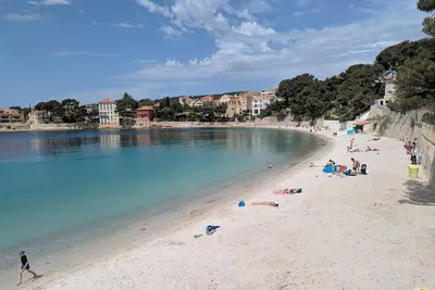 Image de T2 dans villa proche plage et port