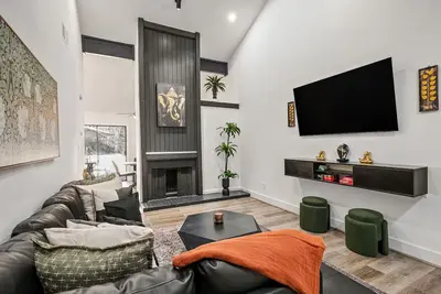 Image de The Orange Door - Unit B - Travis Heights Duplex
