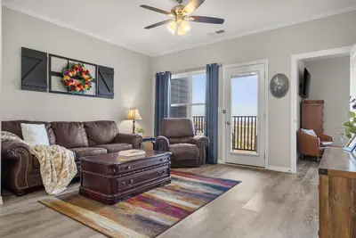 Image de Town-view Terrace | Pool | Minutes from 76